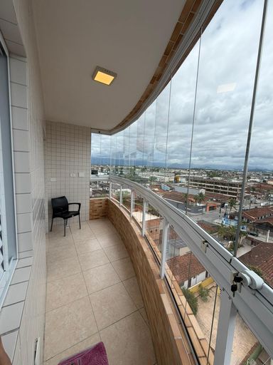 Sacada envidraçada com vista livre.