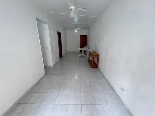 Sala ampla, suficiente para 3 ambientes.