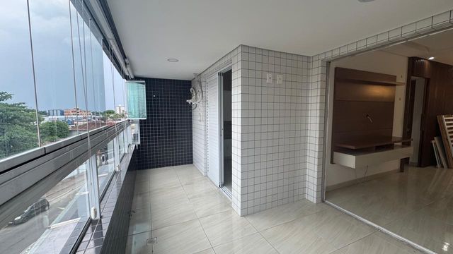 Sacada gourmet envidraçada com vista livre.