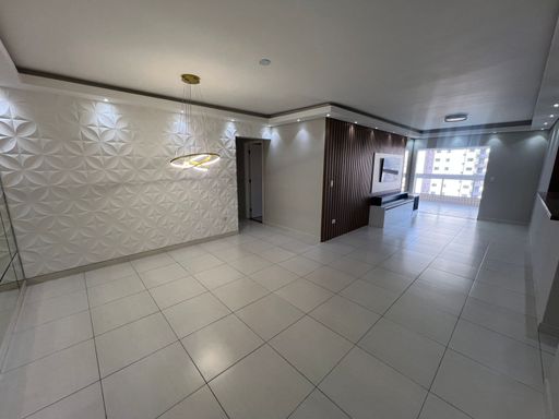 Sala ampla de 2 ambientes.