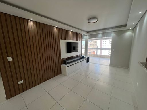 Sala ampla de 2 ambientes.