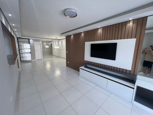 Sala ampla de 2 ambientes.