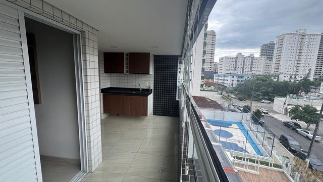 Sacada gourmet envidraçada com vista livre.