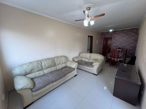 Sala ampla e bem iluminada de 2 ambientes.