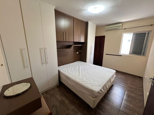 Suíte ampla e bem iluminada com um ar-condicionado.