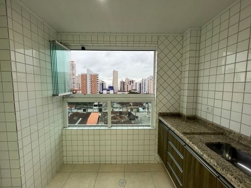 Sacada gourmet envidraçada com vista livre.