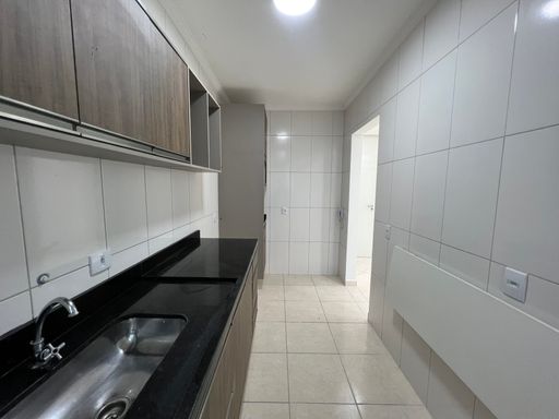 Cozinha com armários planejados.