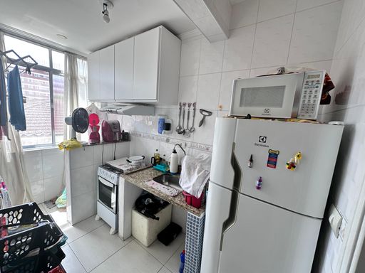 Cozinha muito bem iluminada com uma pia.