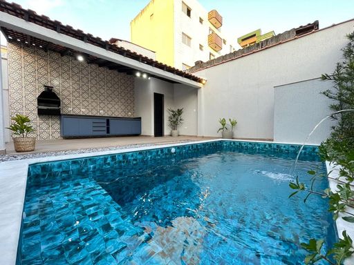Espaço gourmet e piscina.
