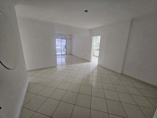 Sala ampla de 2 ambientes.