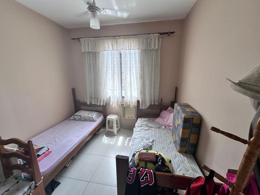 Sala living ampla com uma janela grande que proporciona boa iluminação.