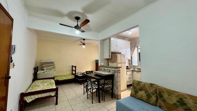 Sala living ampla, mobiliada e com ventilador de teto.