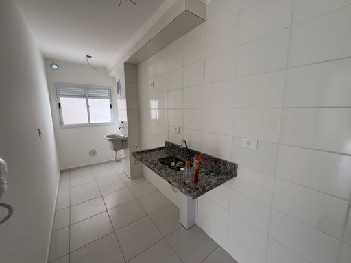 Cozinha com uma pia e integrado com área de serviço