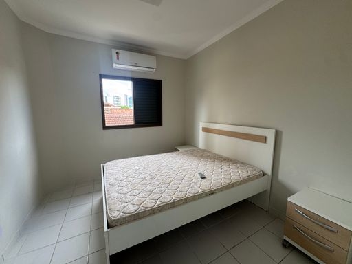 Primeiro dormitório bem iluminado com ar-condicionado.