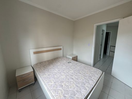 Primeiro dormitório bem iluminado com ar-condicionado.