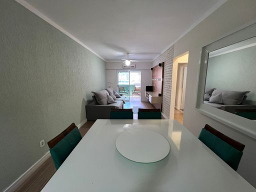 Sala de 2 ambientes com ar-condicionado.