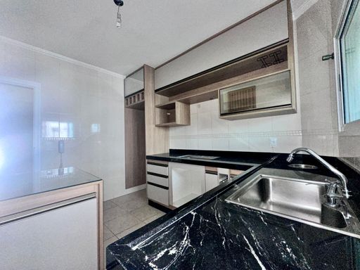 Cozinha espaçosa com armários planejados.