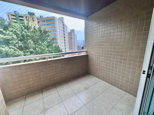 Sacada espaçosa de frente para rua.