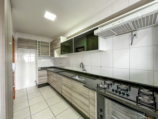 Cozinha planejada com fogão embutido.