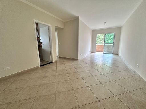 Sala ampla de 2 ambientes com muita iluminação natural.
