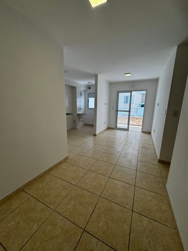 Sala bem iluminada de 2 ambientes.