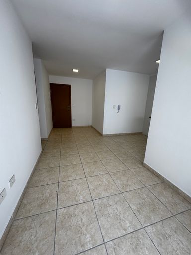 Sala bem iluminada de 2 ambientes.