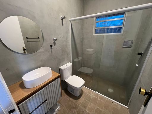 WC social com box de vidro.