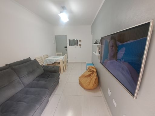 Sala bem iluminada.