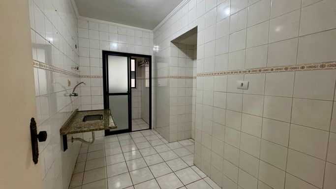 Cozinha espaçosa com uma pia.