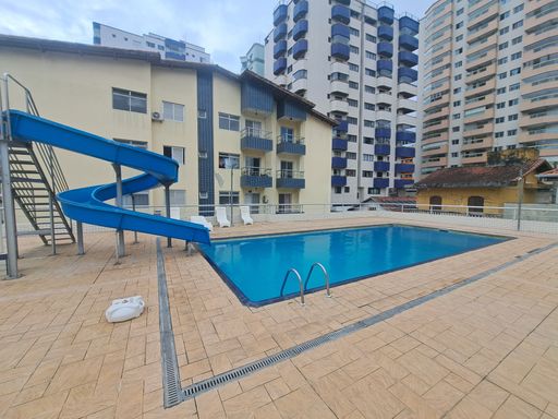 Piscina com toboagua.