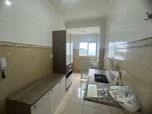 Cozinha com armários e uma pia.