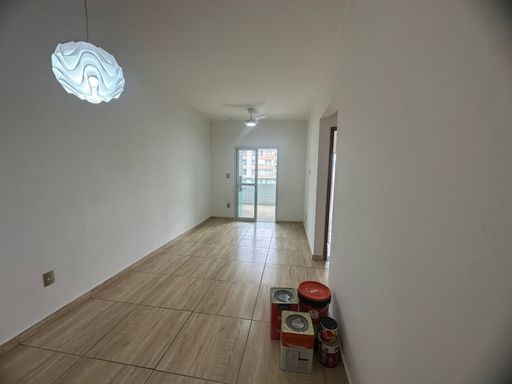 Sala ampla e bem iluminada com sacada gourmet.