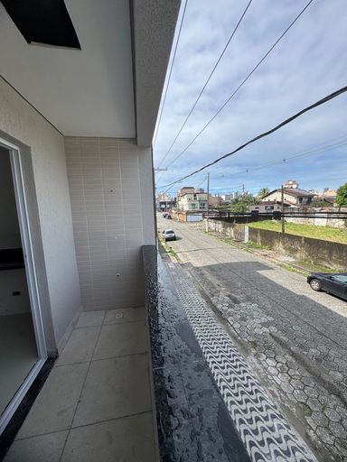 Sacada de frente para rua com vista livre.