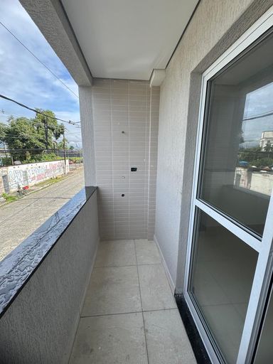 Sacada de frente para rua com vista livre.