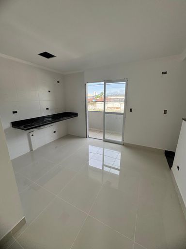 Sala e cozinha com acesso a sacada.