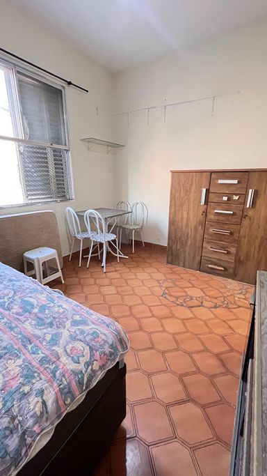 Sala living bem iluminada.