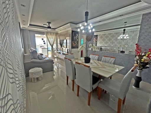 Sala ampla de 2 ambientes com teto rebaixando em gesso e ar-condicionado.