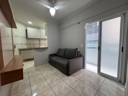Sala com ventilador de teto e sofá.