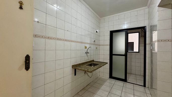 Cozinha espaçosa com uma pia.