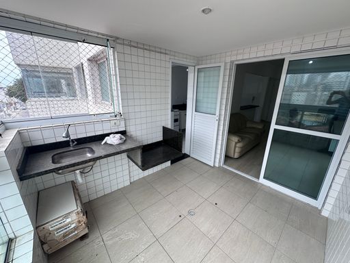 Sacada gourmet envidraçada com vista livre.