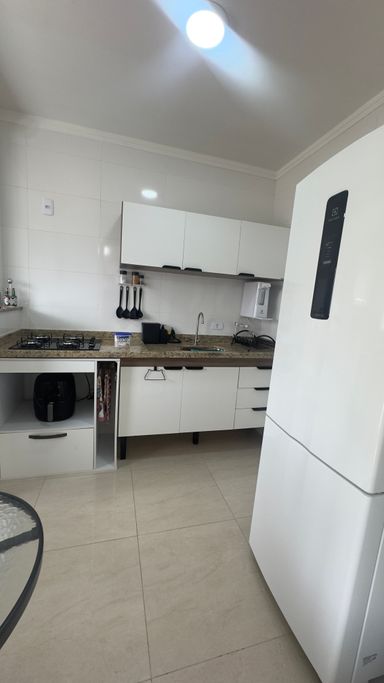 Cozinha com armários.