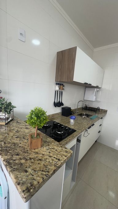 Cozinha com armários.