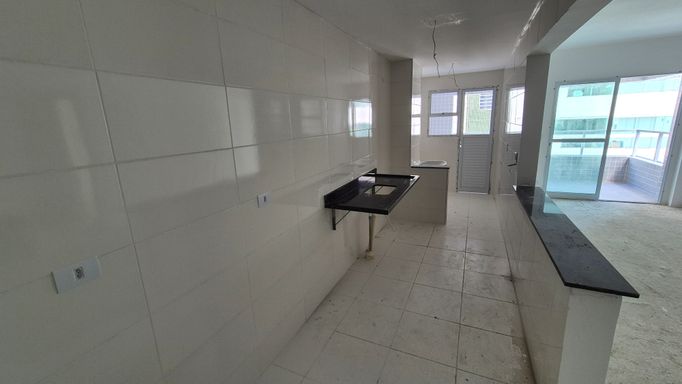 Cozinha americana com uma pia.