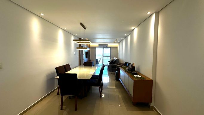 Sala ampla de 2 ambientes com teto rebaixado em gesso com iluminação em LED.