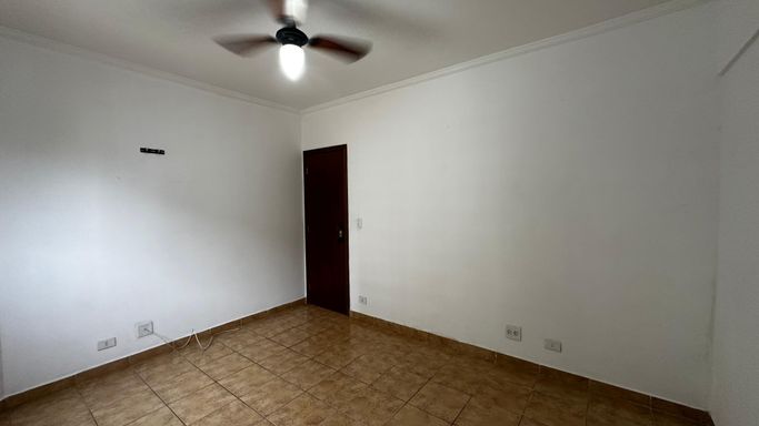 Sala de 2 ambientes com uma sacada e ventilador de teto.