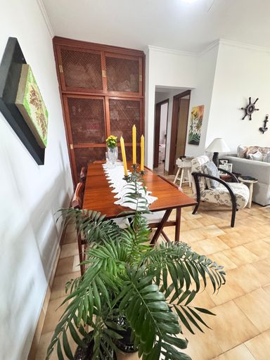 Sala de 2 ambientes com muita iluminação natural com armário embutido.