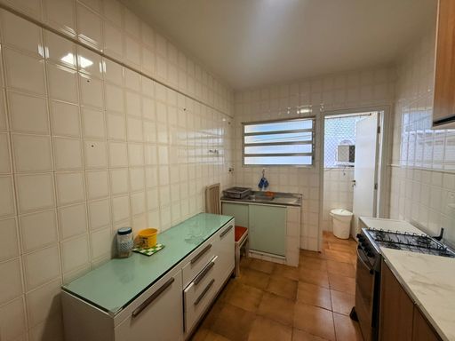 Cozinha com armários e uma geladeira branca.