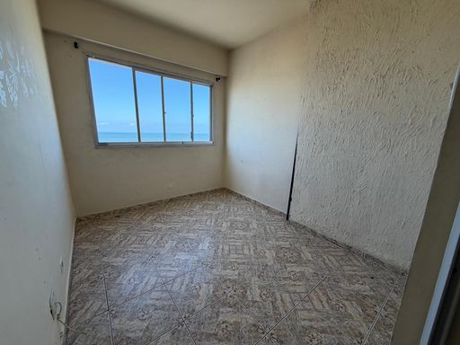 Dormitório com vista para o mar.