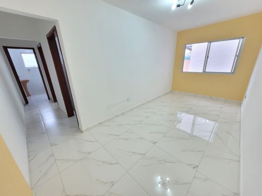 Sala espaçosa e bem iluminada com piso em porcelanato.