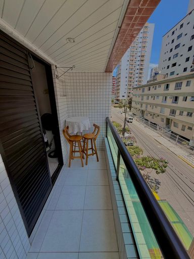 Sacada de frente para rua.